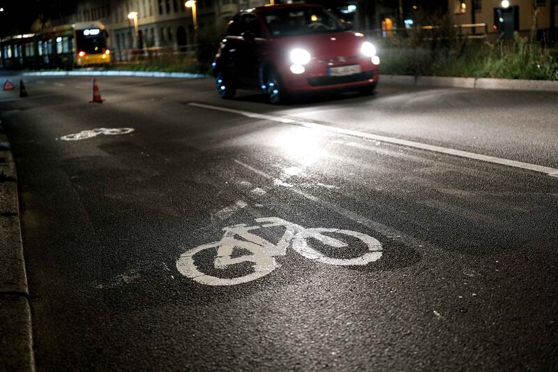 In der Nacht zum 01.08.2024 malten Fahrradaktivist*innen der Gruppe " Sand im Getriebe " einen Fahrradweg mit Kreidefarbe auf die Greifswalder Str. in Berlin Weißensee, Deutschland. In der Greifswalder Str. kam es in der Vergangenheit vermehrt zu gefährlichen Unfällen, bei denen Fahrradfahrende teilweise schwer verletzt wurden oder ums Leben kamen.   --    On the night of August 1st, 2024, bicycle activists from the group “ Sand im Getriebe ” painted a cycle lane with chalk paint on Greifswalder Str. in Berlin Weißensee, Germany. In the past, Greifswalder Str. has been the scene of numerous dangerous accidents in which cyclists have been seriously injured or killed.