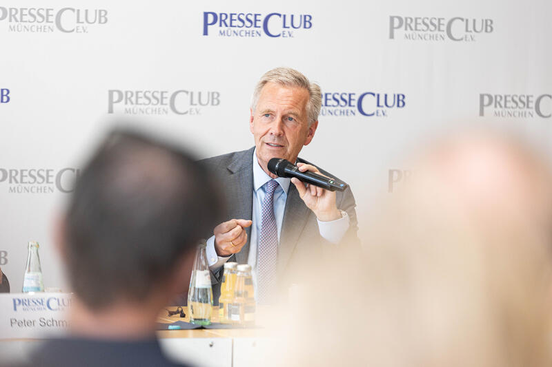 Bundespräsident a.D. Christian Wulff ( CDU ) spricht am 3.9.2024 im Presseclub München.   --   Former German President Christian Wulff ( CDU ) talking to journalists on September 3, 2024 in the Pressclub in Munich, Germany.