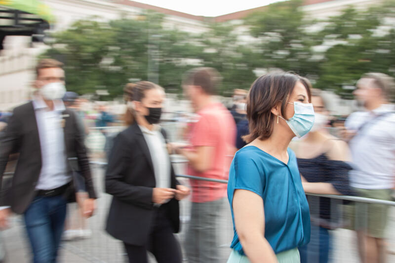 Die Kanzlerkandidatin von Bündnis 90 / Die Grünen Annalena Baerbock in Bewegung bei der großen Wahlkampfkundgebung am 9. September 2021 in München.   *   The chancellor candidate for the Green Party Annalena Charlotte Alma Baerbock moving at the big election rally on September 9, 2021 in Munich, Germany.
