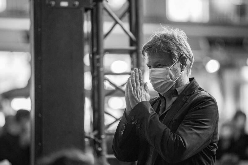 Robert Habeck trägt eine OP-Maske und dankt für den Empfang. Der Vorsitzende von Bündnis 90 / Die Grünen Robert Habeck am 15.9.2021 in München.   *   Robert Habeck wearing a surgical mask. The chairman of the Green Party Robert Habeck speaking on September 15, 2021 in Munich, Germany.