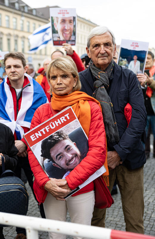 Uschi Glas mit Ehemann Dieter Hermann. Wenige hunderte Menschen versammelten sich am 18.2.2024 in München, um ihre Solidarität mit der Politik Israels und der israelischen Bevölkerung und den Juden zu demonstrieren. Außerdem wurde die Freislassung der Geiseln gefordert. -- A few hundred people gathered in Munich, Germany on February 18, 2024 to demonstrate their solidarity with Israel's policies and the Israeli population and Jews. The release of the hostages was also demanded.