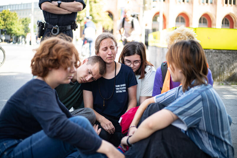 Am 24.8.2023 blockierten Aktivist*innen der Letzten Generation in München zahlreiche Straßen. Die LG veranstaltet die Protestphase in Bayern, weil sie hier die größten Blockierer von Klimapolitik sehen. Außerdem fordert ein Tempolimit von 100 km/h auf Autobahnen, die Einführung eines Neun-Euro-Tickets und einen Gesellschaftsrat Klima. -- On August 24, 2023 activists of the Last Generation blocked several roads in Munich, Germany. The LastGen sees the Bavarian policy makers as worst climate policy blockers. Further the Last Generation demands a speed limit of 100 km/h on highways, the introduction of a nine-euro ticket and a Climate Society Council.