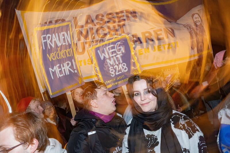 Tausende versammelten sich am 8.3.2024 in München zum feministischen Kampftag und demonstrierten gegen Sexismus, Frauenmorde, Mansplaining, toxische Männlichkeit, sexualisierte Gewalt und für eine faire gleiche Bezahlung, Egalität und Selbstbestimmung.   --   Thousands gathered on March 8, 2024 in Munich, Germany for the international women's day and protested against sexism, femicides, manplaining, sexualized violence, toxic masculitnity and for fair & good wages, egality and self-determination.