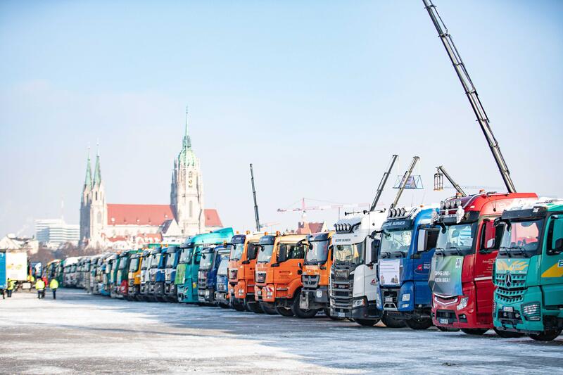 Am 12. Januar 2024 versammelten sich tausende Teilnehmer*innen auf der Theresienwiese in München Deutschland, um gemeinsam mit dem Verband der Transport-und Logistikunternehmen ( BGL Süd ) und Landesverband Bayerischer Transport- und Logistikunternehmen ( LBT ) e.V. , um gegen Ampelregierung zu demonstrieren. Der Großteil der Teilnehmer*innen reiste mit dem eigenen Lkw, Traktor, Baufahrzeug oder ähnliches an. So fanden sich über 1800 Fahrzeuge am Versammlungsort ein.
Die Demo war Teil der Protestwoche der Bauernproteste. -- On January 12, 2024, thousands of participants gathered on the Theresienwiese in Munich, Germany, together with the Association of Transport and Logistics Companies ( BGL Süd ) and the Bavarian Transport and Logistics Association ( LBT ) e.V. to demonstrate against the traffic light government. to demonstrate against the traffic light government. The majority of participants arrived in their own trucks, tractors, construction vehicles or similar. Over 1800 vehicles took at the assembly point.
The demonstration was part of the farmers' protest week.