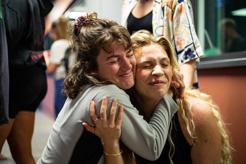 Nachdem Letzte Generation Aktivist*innen nach Straßenblockaden teilweise wochenlang präventiv in Gewahrsam gekommen sind, wurde der zweite Teil am 12.9.2023 aus der JVA Stadelheim freigelassen. Viele Unterstützer erwarteten sie vor den Toren der Justizvollzugsanstalt. Die LG veranstaltet die Protestphase in Bayern, weil sie hier die größten Blockierer von Klimapolitik sehen. Außerdem fordert ein Tempolimit von 100 km/h auf Autobahnen, die Einführung eines Neun-Euro-Tickets und einen Gesellschaftsrat Klima. -- After activists of the Last Generation were imprisoned preventively by police after blocking several roads, the second part was released on September 12, 2023 from the Stadelheim prison in Munich, Germany. Many supporters waited at the doors of the detention center. The LastGen sees the Bavarian policy makers as worst climate policy blockers. Further the Last Generation demands a speed limit of 100 km/h on highways, the introduction of a nine-euro ticket and a Climate Society Council