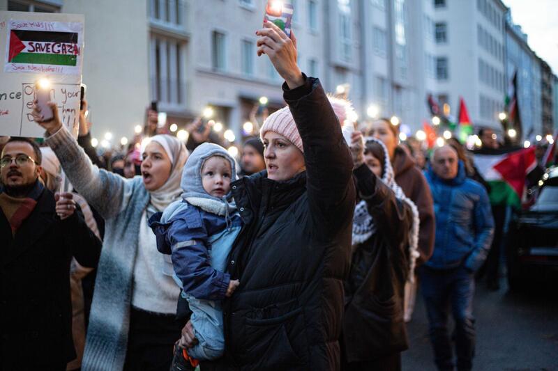 Am 11.11.2023 versammelten sich tausende Teilnehmer*innen  in München, Deutschland , um gemeinsam für einen sofortigen Waffenstillstand zu demonstrieren und um ihre Solidarität mit Palästina zu zeigen. Sie sprachen sich bewusst gegen Antisemitismus und Rassismus aus und forderten Frieden für Gaza und einen Stopp des Krieges. -- On November 11, 2023, thousands of participants gathered in Munich, Germany, to demonstrate for an immediate ceasefire and to show their solidarity with Palestine. They consciously spoke out against anti-Semitism and racism and demanded peace for Gaza and a stop to the war.