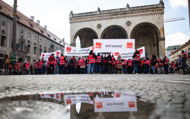 Am 15. März 2023 versammelten sich in München mit der Gewerkschaft ver.di hunderte streikende Sparkassen-Beschäftigte aus ganz Bayern, um dem Sparkassenverband ihre Forderung im TVöD-S von 10,5%, mindestens aber 500 Euro Gehaltssteigerung deutlich zu machen.   --   On March 15, 2023 supported by the trade union Verdi hundreds of striking Sparkasse Bank workers from all over Bavaria gathered in Munich, Germany to emphasize their demands of 10.5% but at least 500 Euro higher wages.
