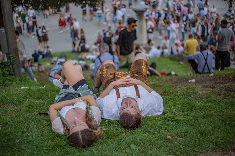 Kotzhügel. Hunderttausende besuchen am 16.09.2023 in München das Oktoberfest 2023 an ihrem Eröffnungstag. Es ist die 188. Ausgabe des größten Volksfets der Welt. 600 Polizeibeamte werden zum Schutz der Wiesn, der Besucher und der umliegenden Geschäfte sowie des Verkehrs im Einsatz sein.  -- Vomit Hill. Hundreds of thousands visit the Oktoberfest 2023 on September 16, 2023 in Munich, Germany. It is the 188th edition of the world's largest Volksfest. 600 police officers will be on duty to secure the Wiesn, the visitors, the businesses round around and the traffic.