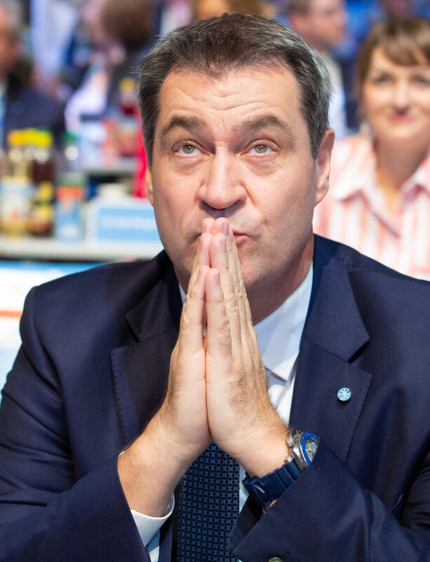 Der bayerische Ministerpräsident und CSU Chef Markus Söder betet und schaut vor dem Beginn des Parteitags nach oben. Am 18. und 19. Oktober 2020 in München der Parteitag der Christlich Sozialen Union (CSU) statt. - Bavaria's Prime Minister and CSU head MArkus Soeder thoughtful at the party congress of the Christian Social Union on 18. October 2019 in the Munich Olympic Hall. The party will vote a new board.Bavaria's Prime Minister and CSU head MArkus Soeder thoughtful at the party congress of the Christian Social Union on 18. October 2019 in the Munich Olympic Hall. The party will vote a new board.