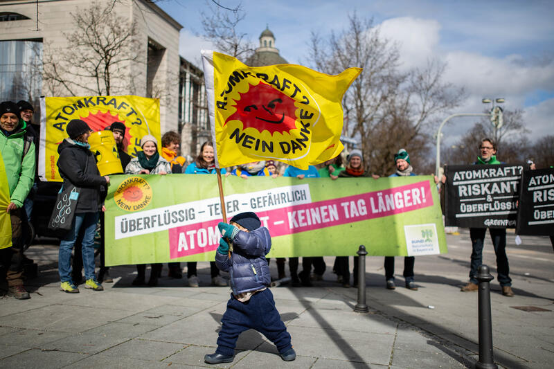 Klimaaktivist*innen von verschiedenen NGOs versammelten sich am 11. März 2023 gegenüber der bayerischen Staatskanzlei in München, um am 12. Jahrestag der Reaktorkatastrophe in Fukushima Daiichi der Opfer zu gedenken und gegen Atomkraft zu demonstrieren.   **   On occasion of the twelfth anniversary of the nuclear catastrophy of Fukushima Daiichi, climate activists of different NGOs gathered on March 11, 2023 in front of the Bavarian State Chancellery in Munich, Germany to remember the victims and to protest against nuclear power plants.