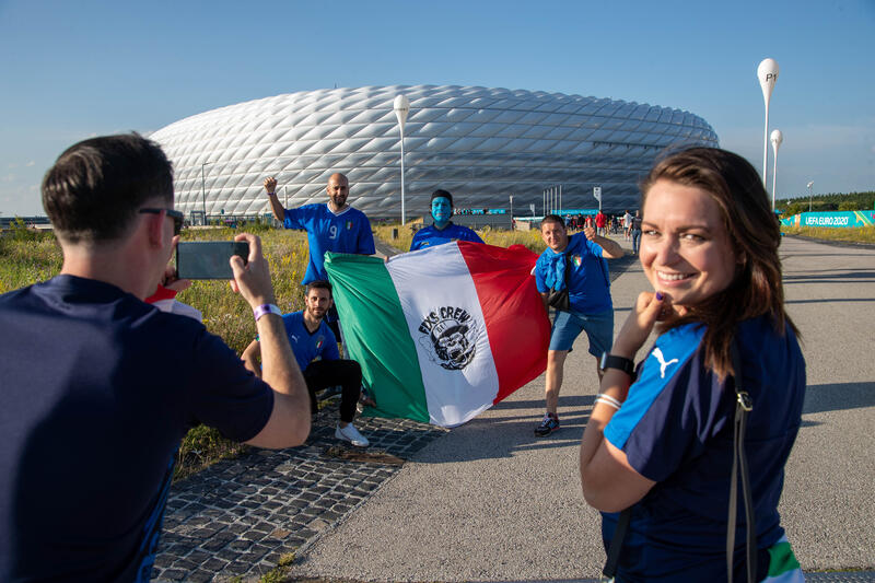 Italienische Fans schießen noch ein Erinnerungsfoto vor dem Stadion. Zum Euro 2020 Spiel Italien gegen Belgien reisen die Fans der beiden Mannschaften am 2. Juli 2021 zur Allianz Arena in München an. Der Sieger wird sich für das Halbfinale qualifizieren.   *   Italian fans take a photo in front of the stadium. Fans before the Euro 2020 match between Italy and Belgium in the Allianz Alrena in Munich, Germany on July 2, 2021.