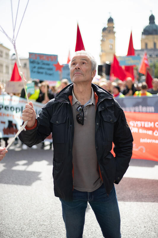Schauspieler Hannes Jaenicke auf der Demonstration. Am 23.9.2022 versammelten sich in München bis zu 10.000 Menschen, um gemeinsam mit Fridays for Future auf dem Globalen Klimastreik für Klimagerechtigkeit, den Ausbau der dezentralen erneuerbaren Energien, kostengünstigen ÖPNV und für ein 100 Mrd. Euro Sondervermögen für gerechte Klimaschutzmaßnahmen und Krisenprävention zu demonstrieren. Das Motto des Großstreiks war wieder People not Profit.   --   Actor Hannes Jaenicke at the demonstration. On September 23, 2022 up to 10,000 people gathered in Munich, Germany to protest together with Fridays for Future for climate justice, the extension of decentralized renewable energies, cheap public transport and a €100b special fund for just climate protection measures and crisis prevention. The motto of the global climate strike was People not Profit.