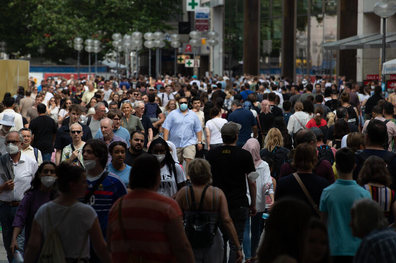Am 24. Juli 2021 füllten Zehntausende die Münchner Fußgängerzone. Sie gingen shoppen oder tranken Bubble Tea. Vor zahlreichen Geschäften bildeten sich sehr lange Schlangen.   *   On July 24, 2021 ten thousands filled the pedestrian zone in Munich, Germany. They went shopping or drank bubble tea. In front of many shops there were huge queues.