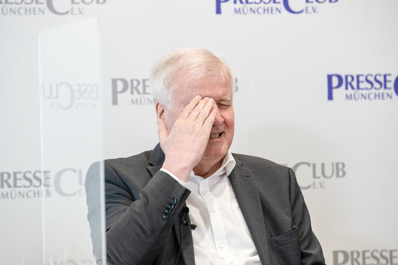 Der deutsche Innenminister Horst Seehofer ( CSU ) fasst sich an den Kopf stellt sich am 3.9.2021 in München den Fragen der Journalist*innen.   *    The German minister of interiour Horst Lorenz Seehofer ( CSU ) answers the questions of the journalist on September 3rd 2021 in Munich, Germany.