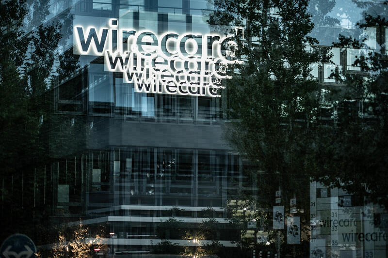 Mehrfachbelichtung der Wirecard Zentrale. Das Logo der Wirecard leuchtet. Blick auf die Zentrale des insolventen Dax Unternehmens Wirecard. Nachdem die Wirtschaftsprüfer Ernst & Young ( EY ) das Testat verweigert hatten und 1, 9 Milliarden Euro fehlen, konnte Wirecard die Angestellten nicht mehr bezahlen. Der ehemalige CEO Markus Braun saß zwischenzeitlich in Untersuchungshaft und der ehemalige COO Jan Marsalek ist untergetaucht und wird mit Haftbefehl gesucht. - General view on the headquarters of the bankrupt global internet technology and financial services provider Wirecard in Aschheim near Munich. The Auditor EY denied giving Wirecard the qualified opinion on WDI, because €1.9bn are missing. CEO Markus Braun resigned as CEO and the COO Jan Marsalek was fired. Markus Braun was in jail for one night and Jan Marsalek disappeared and is being searched by police with a warrant of arrest.