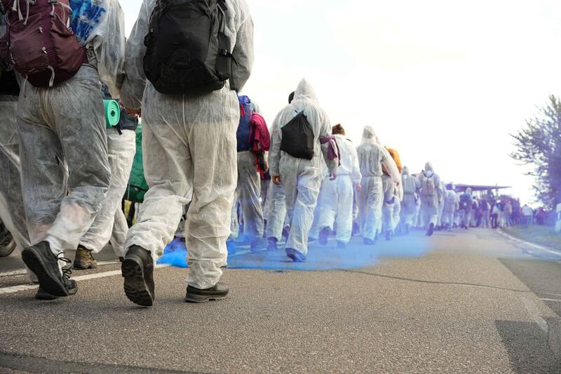 Etwa 900 Aktivist*innen demonstrierten 23.9.2023 im Rahmen eines Aktionswochenendes des Bündnis Ende Gelände auf Rügen. Sie kritisieren die Darstellung von LNG als saubere Brückentechnologie. Zwei Finger sind aus der Demo ausgebrochen und besetzen das Hafengelände von Mukran. --   Around 900 activists demonstrated September 23, 2023 as part of an action weekend of the Ende Gelaende alliance on Ruegen, Germany.  They criticized the presentation of LNG as a clean and eco-friendly bridging technology. Two fingers broke through the police chain and occupied the Mukran Port.