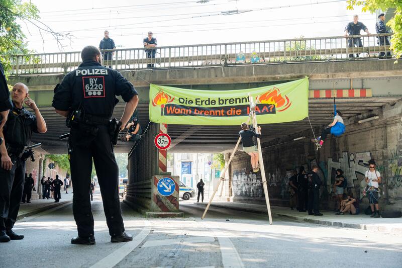 Im Rahmen der #BlockIAA-Aktionstage haben Aktivist*innen des Bündnisses No Future for IAA am Samstag, den 09.09.2023 die leerstehenden Gebäude in der Bavariastraße 30-36 symbolisch besetzt. Die Aktivist*innen fordern damit selbstverwaltete Räume und eine Stadtgestaltung frei von Profitinteressen.
- As part of the #BlockIAA action days, activists from the No Future for IAA alliance symbolically occupied the vacant buildings at Bavariastraße 30-36 on Saturday, 9 September 2023. The activists are demanding self-managed spaces and an urban design free of profit interests.