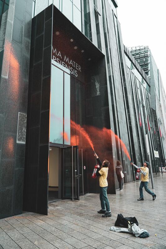 Mitglieder der Klimagruppe Letzte Generation haben am Montag, den 09. Oktober 2023, vor der Universität Leipzig protestiert und das Hauptgebäude mit Farbe besprüht. Der Protest verdeutlicht die Notlage, in die uns die aktuelle Klimapolitik der Regierung Scholz katapultiert hat, und appelliert vor allem an Studierende und Mitarbeitende der Universität, sich dem tödlichen Regierungskurs entgegenzustellen.  --  
Members of the climate group Last Generation protested in front of Leipzig University on Monday, 9th of October 2023, and sprayed the main building with paint. The protest highlights the crisis that the current climate policy of the Scholz government has catapulted us into, and particularly calls on students and staff of the university to oppose this deadly government course.