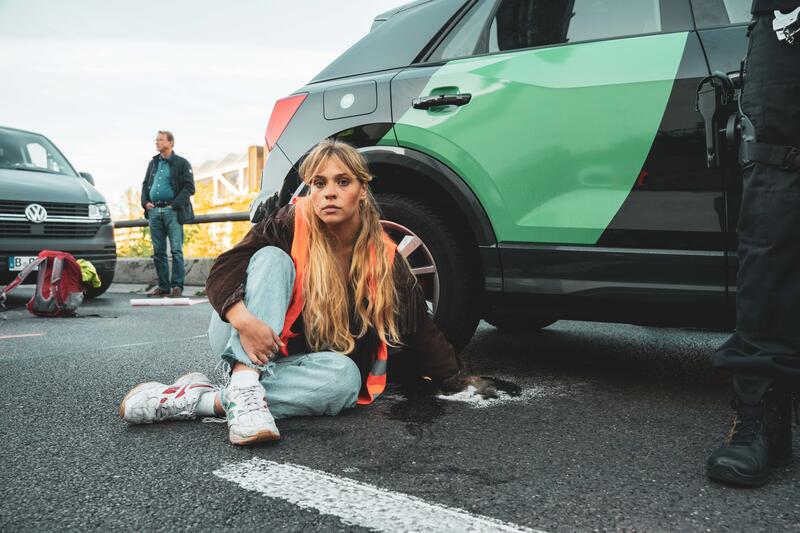 Aktivist*innen der Gruppe Letzte Generation blockierten am 28.9.2023 zahlreiche Straßen. Hier blockierten sie die A100 auf der Schwedenstraße. Die LG fordert on ihrer Wendepunkt-Kampagne den Fossilen Ausstieg bis 2030 und eine sofortige politische Wende, um dieses Ziel erreichen zu können. -- Activists of the Last Generation blocked several streets in Berlin, Germany on September 28, 2023. Here they blocked the A100 freeway / Schwedenstrasse. The LastGen demands the fossil exit until 2030 and an immediate political turn to achieve that goal.