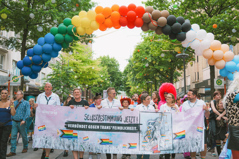 Mehr als 200.000 Menschen versammelten sich am 5.8.2023 in Hamburg zum Christopher Street Day 2023. Die Parade stand unter dem Motto " Selbstbestimmung jetzt! Verbündet gegen Trans*feindlichkeit ".   --   More than 200,000 people gathered in Hamburg, Germany on August 5, 2023 for the Pride 2023. The parade's motto was " Self-determination now! Allied against trans* hostility ".