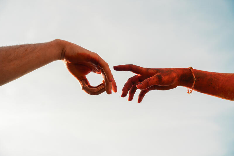 Hände von Aktivist*innen nach der Aktion spielen das Fresko von Michelangelo Buonarotti in der Sixtinischen Kapelle Die Erschaffung Adams nach. Am 20.6.2023 beschmierten Aktivist*innen der Letzten Generation in Neustadt ( Holstein ) mehrere Luxusyachten mit orangener Farbe und färbten das Wasser im Yachthafen mit giftgrüner Farbe ( Uranin ). Die Aktion ist im Rahmen der Kampagne Superreiche, um gegen die Verschwendungen der Reichen und Superreichen zu demonstrieren. Außerdem fordert die Letzte Generation ein Tempolimit von 100 km/h auf Autobahnen, die Einführung eines Neun-Euro-Tickets und einen Gesellschaftsrat Klima.   --  Hands of activists after the action play the fresco of Michelangelo Buonarotti The Creation of Adam in the Sistine Chapel. On June 20, 2023 activists of the Last Generation sprayed orange paint on Luxury Yachts in Neustadt ( Holstein ), Germany and colored the water garish green ( Uranin ). This action is part of their campaign on the super rich, with which they want to protest against the wastefulness of the 1%. The Last Generation demands a speed limit of 100 km/h on highways, the introduction of a nine-euro ticket and a society council climate.