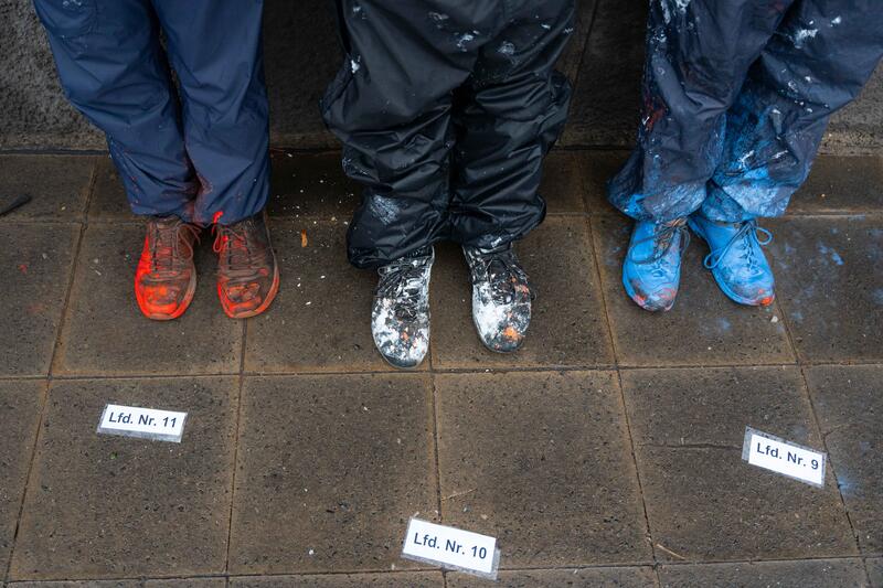 Erneut haben Aktivist*innen der Letzten Generation am 12.10.2023 die A100 blockiert. Sie bremsten den Verkehr ab und blockierten mit Mietwägen und Ankleben den Verkehr. Außerdem warfen sie Farbe in den Nationalfarben der Niederlande auf den Boden. Dort blockierten täglich und über Wochen tausende Menschen die A12 in Den Haag mit der Forderung an die Regierung, fossile Subventionen zu beenden. Am Dienstag beendete das niederländische Parlament die Subventionen für fossile Brennstoffe.   --   Once again activists of the Last Generation blocked the A100 on October 12, 2023. They slowed down the traffic and blocked the traffic with rental cars and stickers. They also threw paint in the national colors of the Netherlands on the ground. There, thousands of people blocked the A12 in The Hague every day for weeks, demanding that the government end fossil fuel subsidies. On Tuesday, the Dutch parliament ended fossil fuel subsidies.