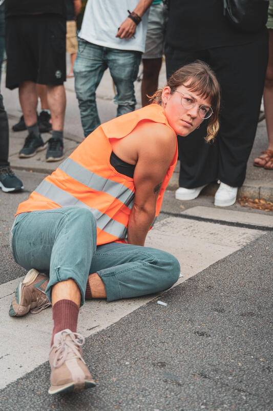 Am Freitag, den 25.08.2023 blockierten Aktivisten der Letzten Generation am Nachmittag die Gotthardstraße in München. Mit den Protesten fordern die Aktivisten von der  Bundesregierung ein 9€-Ticket und ein Tempolimit von 100km/h auf deutschen Autobahnen.

- On Friday, 25.08.2023, activists of the Last Generation blocked Gotthardstraße in Munich in the afternoon. With the protests, the activists demand a 9€ ticket and a speed limit of 100km/h on German motorways from the federal government.