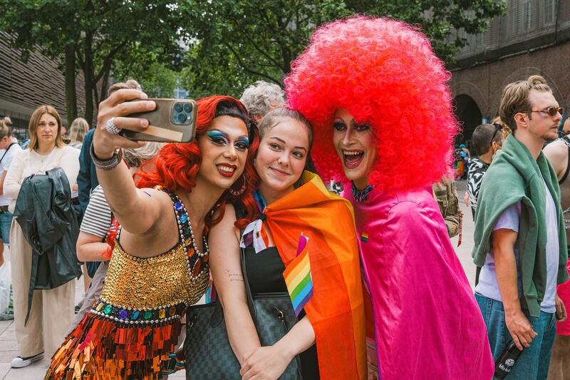 Mehr als 200.000 Menschen versammelten sich am 5.8.2023 in Hamburg zum Christopher Street Day 2023. Die Parade stand unter dem Motto " Selbstbestimmung jetzt! Verbündet gegen Trans*feindlichkeit ".   --   More than 200,000 people gathered in Hamburg, Germany on August 5, 2023 for the Pride 2023. The parade's motto was " Self-determination now! Allied against trans* hostility ".