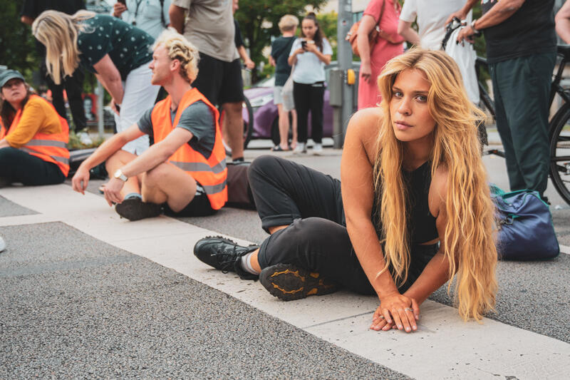 Am Freitag, den 25.08.2023 blockierten Aktivisten der Letzten Generation am Nachmittag die Gotthardstraße in München. Mit den Protesten fordern die Aktivisten von der  Bundesregierung ein 9€-Ticket und ein Tempolimit von 100km/h auf deutschen Autobahnen.

- On Friday, 25.08.2023, activists of the Last Generation blocked Gotthardstraße in Munich in the afternoon. With the protests, the activists demand a 9€ ticket and a speed limit of 100km/h on German motorways from the federal government.