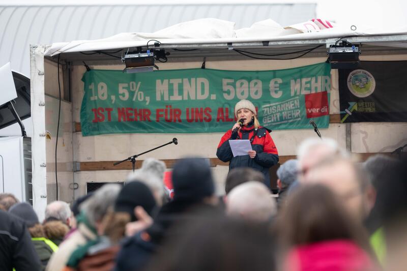 FFF-Sprecherin Paula Stoffels erklärt ihre Solidarität zum Streik der Beschäftigten. Unter dem Motto "wir fahren zusammen" verbünden  sich am 3. März 2023 Bus- und Bahnfahrer*innen mit Fridays for Future um eine soziale und klimagerechte Verkehrswende zu fordern. - On 3 March 2023, bus and train drivers will join forces with Fridays for Future to call for a social and climate-friendly transformation of mobility.