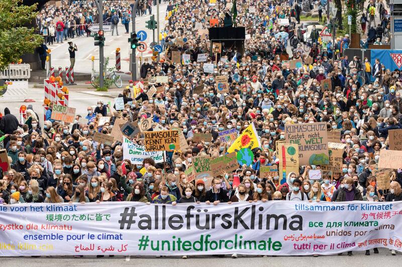 Etwa 20 Tausend Menschen protestieren am 29.04.2021 unter dem Motto "alle fürs Klima" in Hamburg.