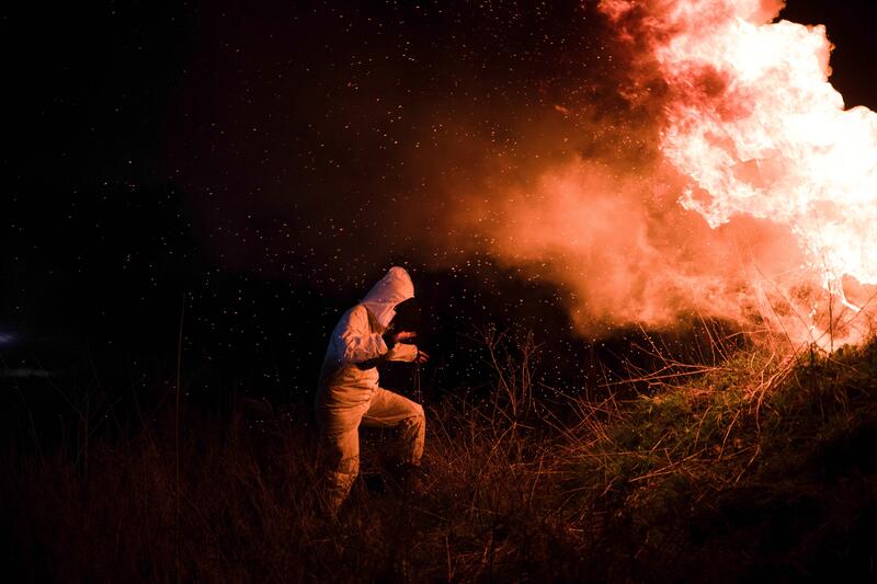 Ein paar Tage vor der Räumung, kommt es immer wieder Konflikten zwischen Demonstrierenden und Polizei. An diesem Tag besetzen Menschen das Tagebauvorfeld um den Schauferadbagger zu stoppen. Polizei drängte die Menschenmenge in der Nacht ab. Abseits vom Geschehen brennt ein Stapel Autoreifen.