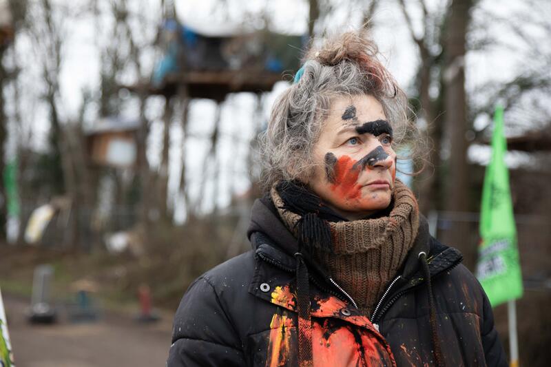 Das Künstlerpaar Helge und Saxana ist mit mobilen Staffeleien mitten im Geschehen und malt Szenen der Räumung in Lützerath.