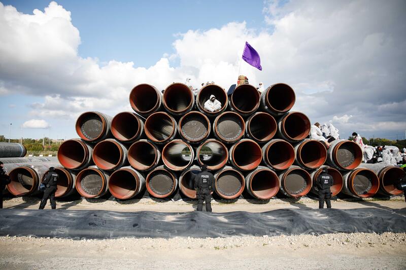 Etwa 900 Aktivist*innen demonstrierten 23.9.2023 im Rahmen eines Aktionswochenendes des Bündnis Ende Gelände auf Rügen. Sie kritisieren die Darstellung von LNG als saubere Brückentechnologie. Zwei Finger sind aus der Demo ausgebrochen und besetzen das Hafengelände von Mukran. --   Around 900 activists demonstrated September 23, 2023 as part of an action weekend of the Ende Gelaende alliance on Ruegen, Germany.  They criticized the presentation of LNG as a clean and eco-friendly bridging technology. Two fingers broke through the police chain and occupied the Mukran Port.