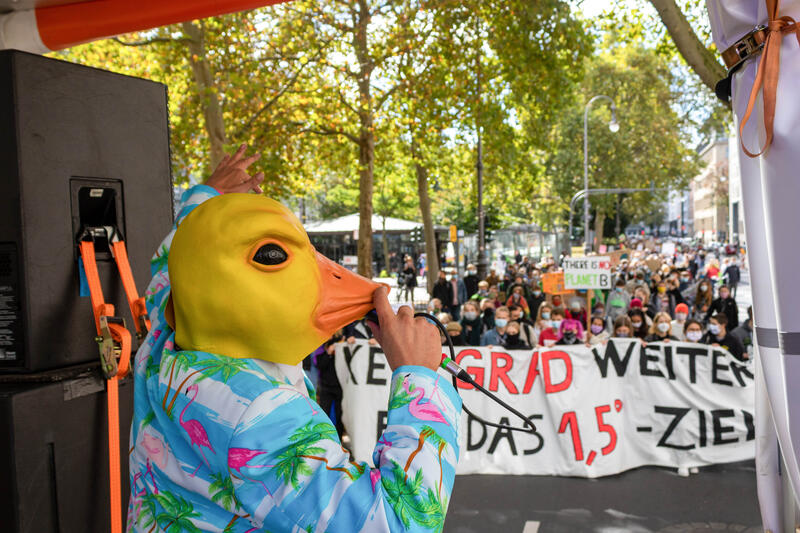 Am 25.09.2020 fand der Globale Klimastreik von Fridays for Future statt. Auch in Köln streikten etwa zehn Tausend Menschen. Ingo ohne Flamingo performte ein Lied zum Klimawandel.
