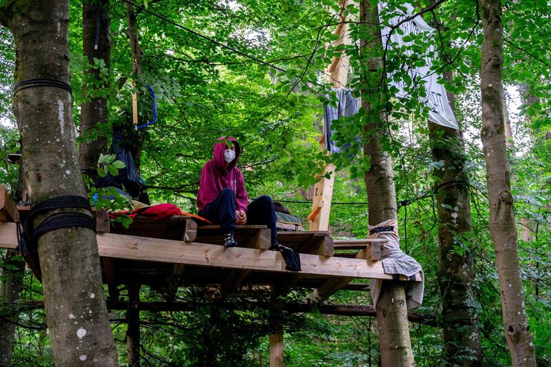 Ca. 10 Klima-Aktivist*innen haben in der Nacht vom 19. auf den 20. Juni 2021 Baumhäuser im Forst Kasten errichtet. Sie nennen die Baumhäuser Wunder Barrio und Sonder Barrio. Für Kiesabbau sollen Teile des Bannwald Forst Kasten bei München gerodet werden. Um die Rodung zu verhindern, errichteten erneut Aktivist*innen Baumhäuser. Zuvor wurden die Baumhäuser vom SEK geräumt und abgebaut.