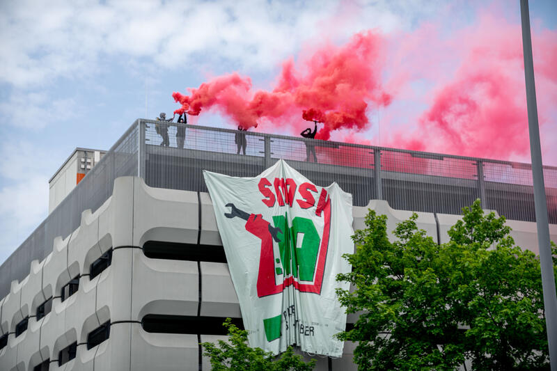 Aktivisten lassen am BMW-Parkhaus ein Transparent mit der Beschriftung " SMASH IAA " fallen und zünden Rauchtöpfe.
Mit dem Motto " Gegenmacht aufbauen, statt Autobahnen ausbauen " fand am Samstag, den 05.06.2021 eine Fahrraddemonstration in München statt.