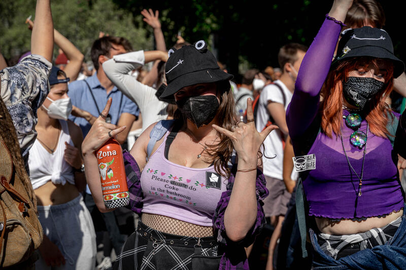 Demonstranten tanzen zu lauter Techno Musik.
Die Gruppe Freiräumen veranstaltete am 5 Juni 2021 in München mehrere Demonstrationen bei denen sie unter anderem mehr freie Räume fordern, in welchen sich revolutionäre, innovative Ideen potenzieren und Konventionen aller Art in Frage gestellt werden können.