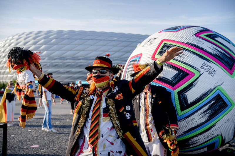 Deutsche Fans feiern vor der Münchner Arena. Fußball Fans kommen am 15. Juni 2021 in München in die Allianz Arena, um sich das erste Gruppenspiel der Deutschen Nationalmannschaft anzusehen: Deutschland - Frankreich. Corona bedingt dürfen nur 14.000 Menschen ins Stadion.
