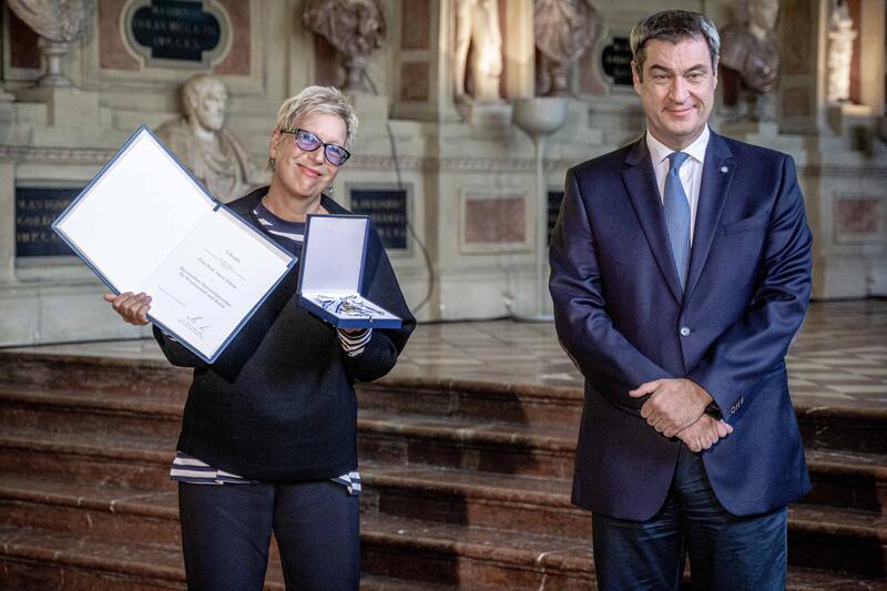 Frau Prof. Doris Dörrie erhällt Orden.
Am 10.11.2021 verlieh der bayrische Ministerpräsident Dr. Markus Söder den Bayerischen Maximiliansorden für Wissenschaft und Kunst.