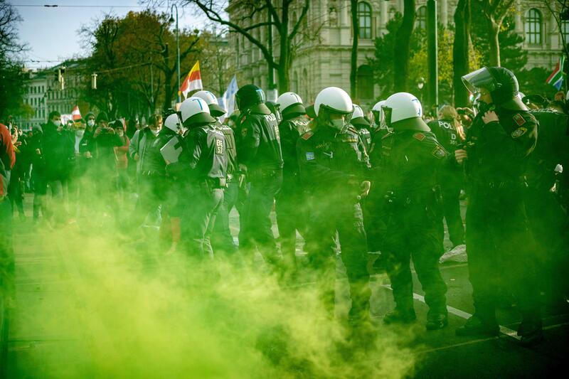 Ausschreitungen nach Festnahme zwischen Polizei und Demonstranten
Am 20.11.2021 fand in Wien eine Corona-Demonstration gegen die in Österreich beschlossenen Corona Maßnahmen wie der Impfpflicht ab nächstem Jahr oder dem Lockdown für alle statt. An der Demo nahmen mehrere Zehntausende u.a. Querdenker*innen, Coronaleugner*innen, Impfskeptiker*innen und Gegner*inne, Verschwörungsideolog*innen und Nazis teil. * On November 20, 2021 ten thousands protested in Vienna, Austria against the new covid measures in Austria such as a Lockdown for everyone and a mandatory vaccination for everyone. The participants were lateral thinkers, covid deniers, anti-vaxx activists, conspiracy ideologists and neo-nazis