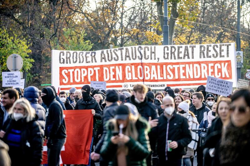 GROßER AUSTAUSCH, GREAT RESET STOPPT DEN GLOBALISTENDRECK
Am 20.11.2021 fand in Wien eine Corona-Demonstration gegen die in Österreich beschlossenen Corona Maßnahmen wie der Impfpflicht ab nächstem Jahr oder dem Lockdown für alle statt. An der Demo nahmen mehrere Zehntausende u.a. Querdenker*innen, Coronaleugner*innen, Impfskeptiker*innen und Gegner*inne, Verschwörungsideolog*innen und Nazis teil. * On November 20, 2021 ten thousands protested in Vienna, Austria against the new covid measures in Austria such as a Lockdown for everyone and a mandatory vaccination for everyone. The participants were lateral thinkers, covid deniers, anti-vaxx activists, conspiracy ideologists and neo-nazis