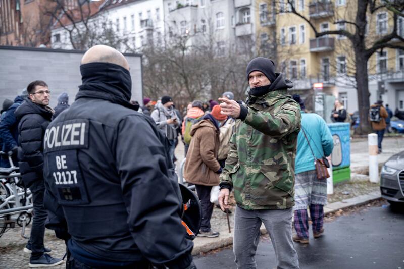 Ausseinandersetzung zwischen Querdenker und Polizist
Am 4. Dezember 2021 widersetzen sich in Berlin mehrere hundert Querdenker*innen, Impfgegner*innen, Corona Leugner*innen Verschwörungsideolog*innen und Nazis einem Versammlungsverbot der Berliner Versammlungsbehörde. Es kam zum Katz und Maus Spiel zwischen Demonstrant*innen und der Polizei.   *    On December 4, 2021 several hundred lateral thinkers, anti-vax activists, Covid deniers, conspiracy ideologists and Nazis gathered in an prohibited demonstration in Berlin, Germany. A cat and mouse game evolved between protestors and police.