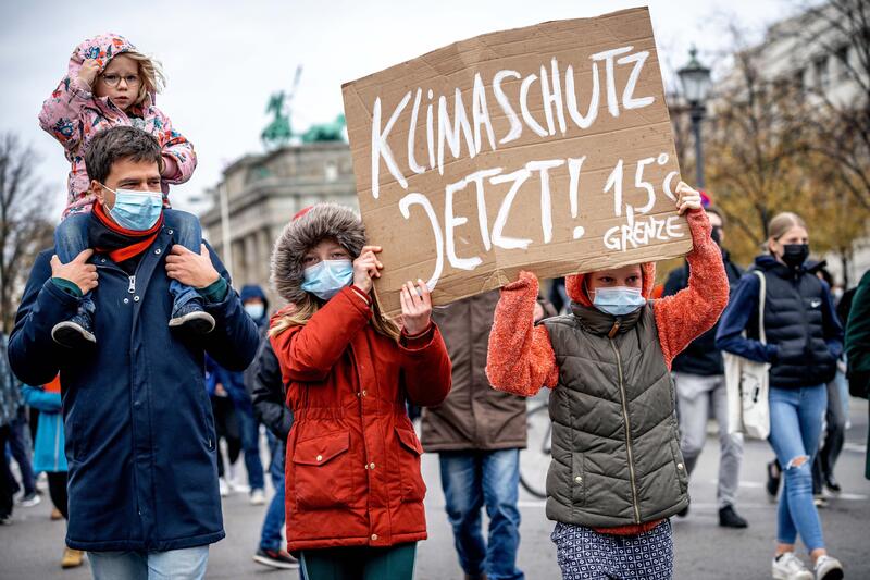 Plakat: KLIMASCHUTZ JETZT 1,5 Grad Grenze.
Am 22. Oktober 2021 versammelten sich mehrere zehntausend Menschen aus ganz Deutschland in Berlin, um mit Fridays for Future Druck auf die Koalitionsverhandler von SPD, Bündnis 90 / Die Grünen und FDP auszuüben, damit diese die Wahlversprechen in Sachen Klimaschutz einhalten und das 1,5 Grad Ziel nicht übertroffen wird. Diese Woche hat FFF eine Liste an Forderungen an die neue Regierung vorgestellt. Die Demonstration musste auf Grund einer Unwetterwarnung vorzeitig beendet werden. * On October 22nd, 2021 multiple ten thousands of people from all over Germany joined a Fridays for Future protest in Berlin. They want to put pressure on the coalition negotiators of SPD, the Greens and FDP to make them hold on their elections promises and hold on the 1.5 degree goal. This week FFF presented a list of demands on the new government. The demonstration had to be ended prematurely due to a thunderstorm warning.