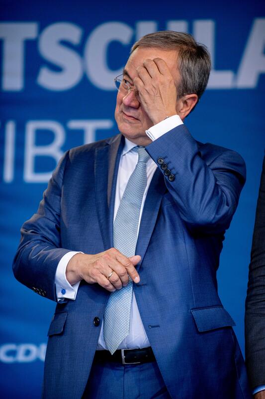 Armin Laschet fasst sich an die Stirn. Der nordrheinwestfälische Ministerpräsident, CDU Vorsitzende und Kanzlerkandidat der Union Armin Laschet sprach am 17. September 2021 in Augsburg auf der großen Wahlkampfverstanstaltung der Union in bayerisch-Schwaben. Aktivist*innen von Extinction Rebellion protestierten nackt.   *   Armin Laschet touches his forehead. The Minister President, head of the CDU and chancellor candidate of the Union Armin Laschet on September 17, 2021 spoke in Augsburg, Germany at the large election campaign rally of Bavarian Swabia. Activists of XR protested naked.