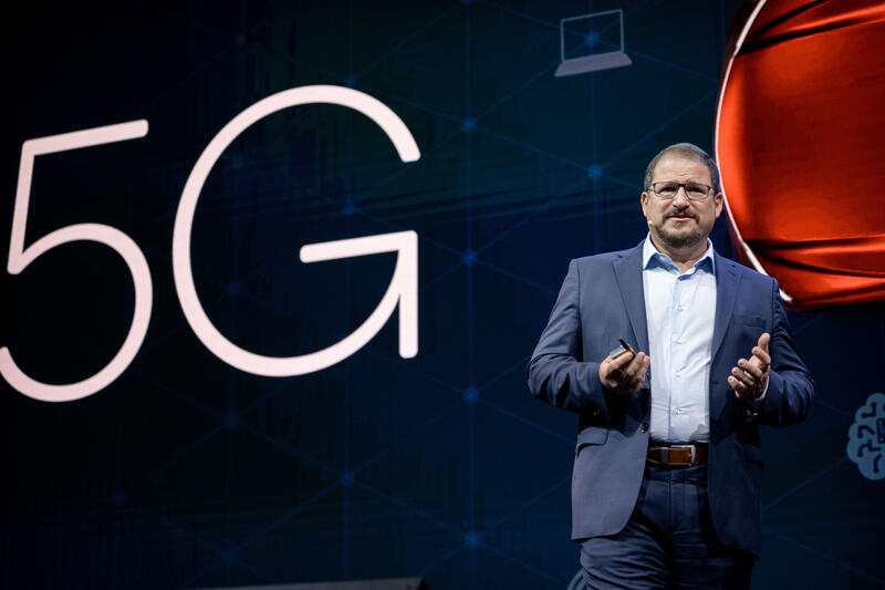 Der Präsident und Vorstandsvorsitzende von Qualcomm Cristiano Amon am dritten Tag ( 8. September 2021 ) der Internationalen Automobilausstellung ( IAA ) in München. Die IAA wird vom  Verband der Automobilindustrie ( VDA ) organisiert und ist eine der größten und einflussreichsten Automessen weltweit. Themenschwerpunkt der IAA ist heuer die Mobilität der Zukunft und alternativen zum Verbrennungsmotor. Kritiker*innen werfen der IAA Greenwashing für eine klimaschädliche Industrie vor.   *   The president and CEO of Qualcomm Cristiano Amon on the third day ( September 8, 2021 ) of the International Motor Show Germany ( IAA ) in Munich, Germany. The IAA is organized by the German Association of the Automotive Industry ( VDA ) and is one of the largest and most influencial car fair trade show. This year the main focus oft he IAA Mobility is the topic of mobility and alternatives to the combustion engine. Critics accuse the IAA of greenwashing for a climate damaging industry.