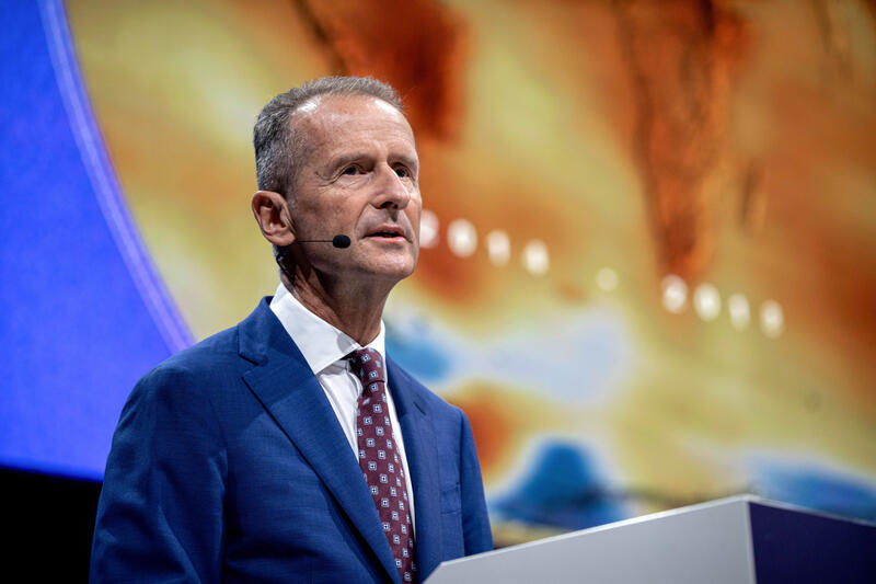 Der Vorstandsvorsitzende der Volkswagen AG Herbert Diess am zweiten Tag ( 7. September 2021 ) der Internationalen Automobilausstellung ( IAA ) in München. Die IAA wird vom  Verband der Automobilindustrie ( VDA ) organisiert und ist eine der größten und einflussreichsten Automessen weltweit. Themenschwerpunkt der IAA ist heuer die Mobilität der Zukunft und alternativen zum Verbrennungsmotor. Kritiker*innen werfen der IAA Greenwashing für eine klimaschädliche Industrie vor.   *   The CEO of Volkswagen ( VW ) Herbert Diess on the second day ( September 7, 2021 ) of the International Motor Show Germany ( IAA ) in Munich, Germany. The IAA is organized by the German Association of the Automotive Industry ( VDA ) and is one of the largest and most influencial car fair trade show. This year the main focus oft he IAA Mobility is the topic of mobility and alternatives to the combustion engine. Critics accuse the IAA of greenwashing for a climate damaging industry.