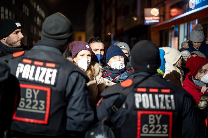 Aggressive Demonstrant*innen vor Polizeikette. Am 15. Dezember 2021 versammelten sich mindestens 3500 Menschen auf der Ludwigstraße in München, um gegen die Corona Maßnahmen und eine mögliche Impfpflicht zu demonstrieren. Unter ihnen auch viele organisierte Neonazis, faschistische Burschenschaftler, Hooligans, Verschwörungsideolog*innen, Impfgegner*innen. Es wurde von der Versammlungsbehörde nur eine Kundgebung ohne Demonstration erlaubt, aber vor allem Neonazis führten die Demonstrant*innen bei einem Ausbruch an. Es ging fast durch die gesamte Innenstadt. *  Aggressive protestors in front of a police chain. On December 15, 2021 more than 3500 people demonstrated in Munich, Germany against all Covid measures and the possible mandatory vaccination. Only a stationary protest was allowed. Neonazis and hooligans lead a group of protestors through an illegal demonstration the city.