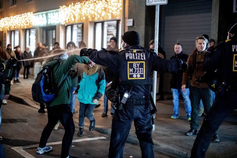 Pfeffersprayeinsatz. Am 22. Dezember 2021 versammelten sich laut Polizeiangaben mindestens 5000 Menschen zu einer nicht angemeldeten Versammlung in München, um gegen die Corona Maßnahmen und eine mögliche Impfpflicht zu demonstrieren. Es wurde von der Versammlungsbehörde nur eine beschränkte stationäre Kundgebung auf der Theresienwiese erlaubt, deshalb sagten die Organisator*innen die Versammlung ab. Die Querdenker*innen marschierten wild durch die Stadt. Die Polizei hatte sie nicht unter Kontrolle. * Pepperspray usage. On December 22nd, 2021 as the police reported more than 5000 people demonstrated in Munich, Germany against all Covid measures and the possible mandatory vaccination. Only a stationary protest was allowed, so the organizers canceled the protest. The protesters humiliated the police as they protested wildly through the city.