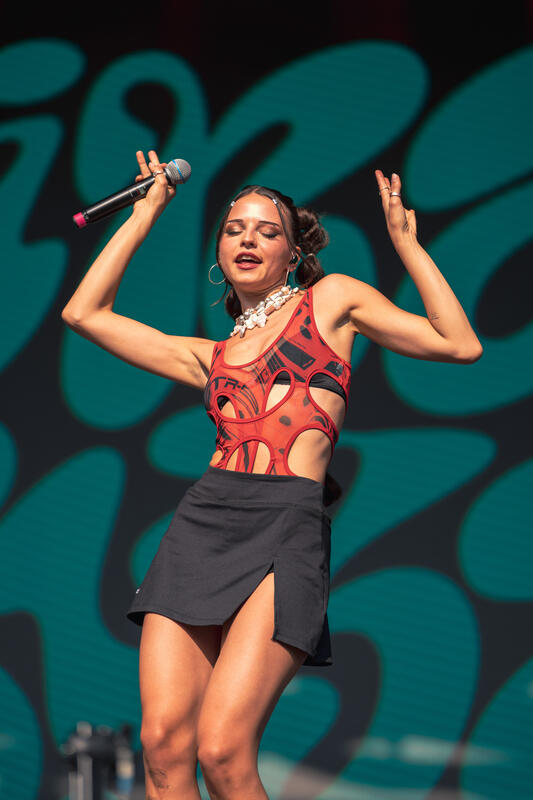 Nina Chuba Performt auf dem Hereos Geiselwind Festival am 17.06.2023